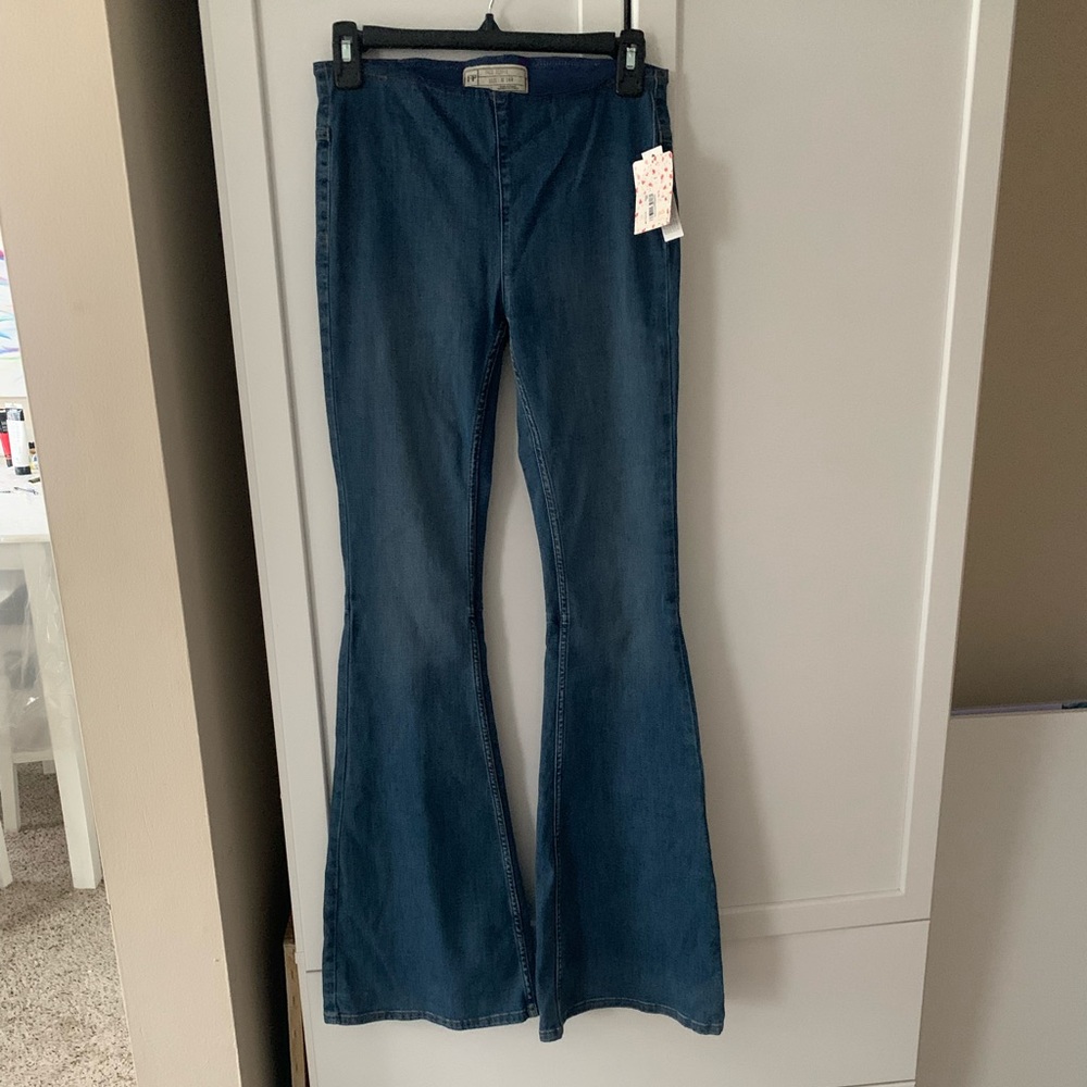 Free People New with tags !!! Bell bottom stretch blue jean size 26 regular 26R